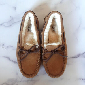 UGG Dakota Slippers Womens Size 7 Brown Suede Shearling Wool Lined Moccasin Shoe